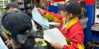 Mujer realiza operativo de control a establecimiento comercial