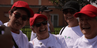 Imagen de tres señoras adultas sonriendo