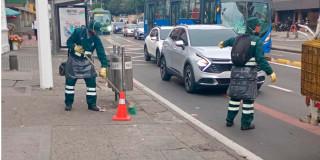 Foto que muestra operadores de aseo barriendo 