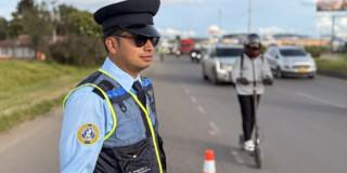 Agente de tránsito en una vía de Cundinamarca 