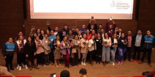 Foto de personas en ceremonia de reconocimiento de 'Deporte al Barrio'.