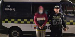 Uno de los capturados por agredir a una policía.