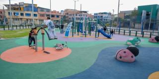 Personas jugando en el parque 