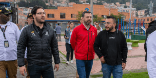 Imagen del alcalde Galán caminando en un parque de Usaquén