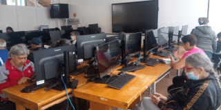 Imagen de adultos mayores en una sala de cómputo 