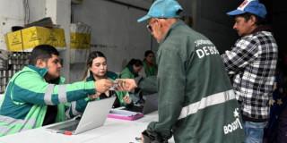 Foto que muestra personas hablando 