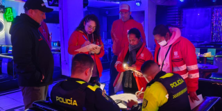 Imagen de funcionarios y policías realizando operativo en establecimiento nocturno