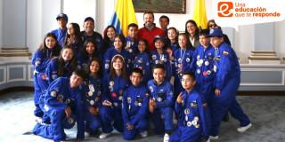 Foto que muestra estudiantes junto con el alcalde Carlos Fernando Galán 