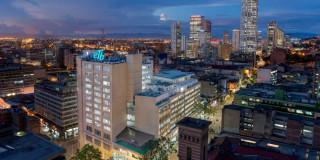 Foto panorámica que muestra edificio de la ETB