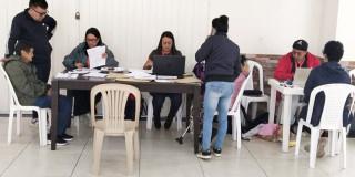 Foto que muestra personas hablando