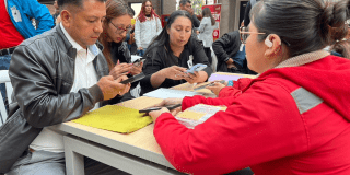 Foto de unos ciudadanos en una feria de empleo