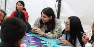 Imagen de varias mujeres compartiendo en una mesa
