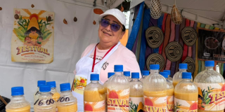 Foto de una mujer con su emprendimiento de chicha