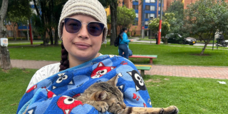 Imagen de una mujer alzando a un gato