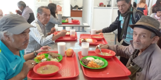 Imagen de personas mayores en comedor comunitario