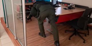 Policía de la patrulla antiexplosivos verificando el establecimiento bancario.