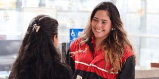 Foto de un funcionario ayudando a un ciudadano