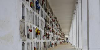 Foto del Cementerio Distrital Central que muestra bóvedas.