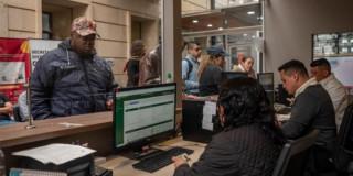 personas realizando trámite ante la Alcaldía de Bogotá