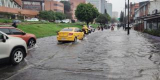 Calle de Bogotá inundada por lluvia