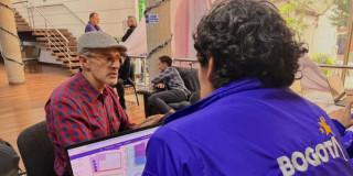 Imagen de funcionario del IDPC atendiendo a un ciudadano