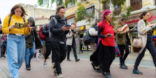 Imagen de varias personas recorriendo la carrera Séptima.
