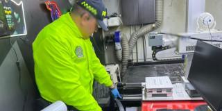 Policía durante operativo de registro y allanamiento.