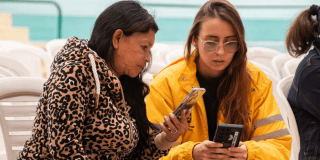 Imagen de una mujer junto con una funcionaria de Integración Social