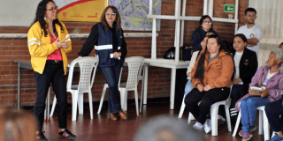 Imagen de una funcionaria hablando en una clase