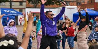 Funcionario del IDRD realiza actividades de recreación