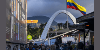 Imagen panorámica de la plaza principal de Colferias.