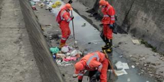 Foto que muestra trabajadores de Aguas de Bogotá 