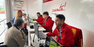 Imagen de funcionarios atendiendo a varias personas