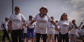 Imagen de tres adultas mayores haciendo ejercicio