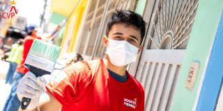 Foto que muestra una persona con una brocha en la mano 