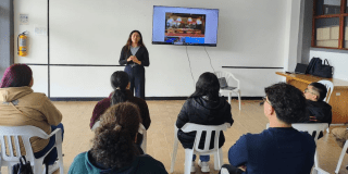 Imagen de una mujer dando una clase a jóvenes