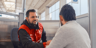 Foto de un funcionario ayudando a un ciudadano