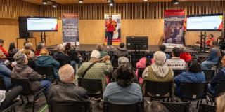 Funcionario del FONCEP en una tarima