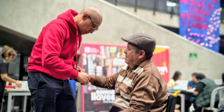 Imagen de un servidor con una persona con discapacidad