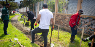 Imagen de personas trabajando con palas