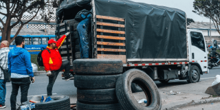 Foto de funcionarios del Distrito en jornada de llantatón