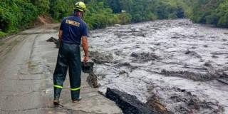 Una persona del Cuerpo Oficial de Bomberos revisando una inundación