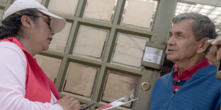 Imagen de una encuestadora con un señor