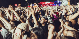 Imagen de personas disfrutando de un concierto