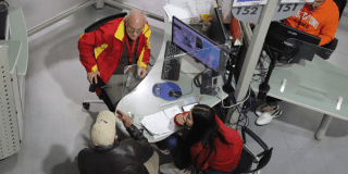 Foto de funcionarios del Distrito apoyando a un ciudadano 