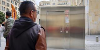 Baño público inteligente en el sector del edificio Murillo Toro, en el centro de Bogotá.