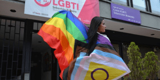 Imagen de una persona con la bandera LGBTI