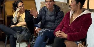 Mujeres conversando.