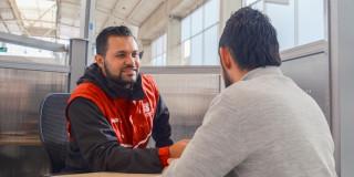 Funcionario de Hacienda atendiendo a un ciudadano.