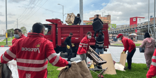 Foto de funcionarios del Distrito en jornada de embellecimiento 